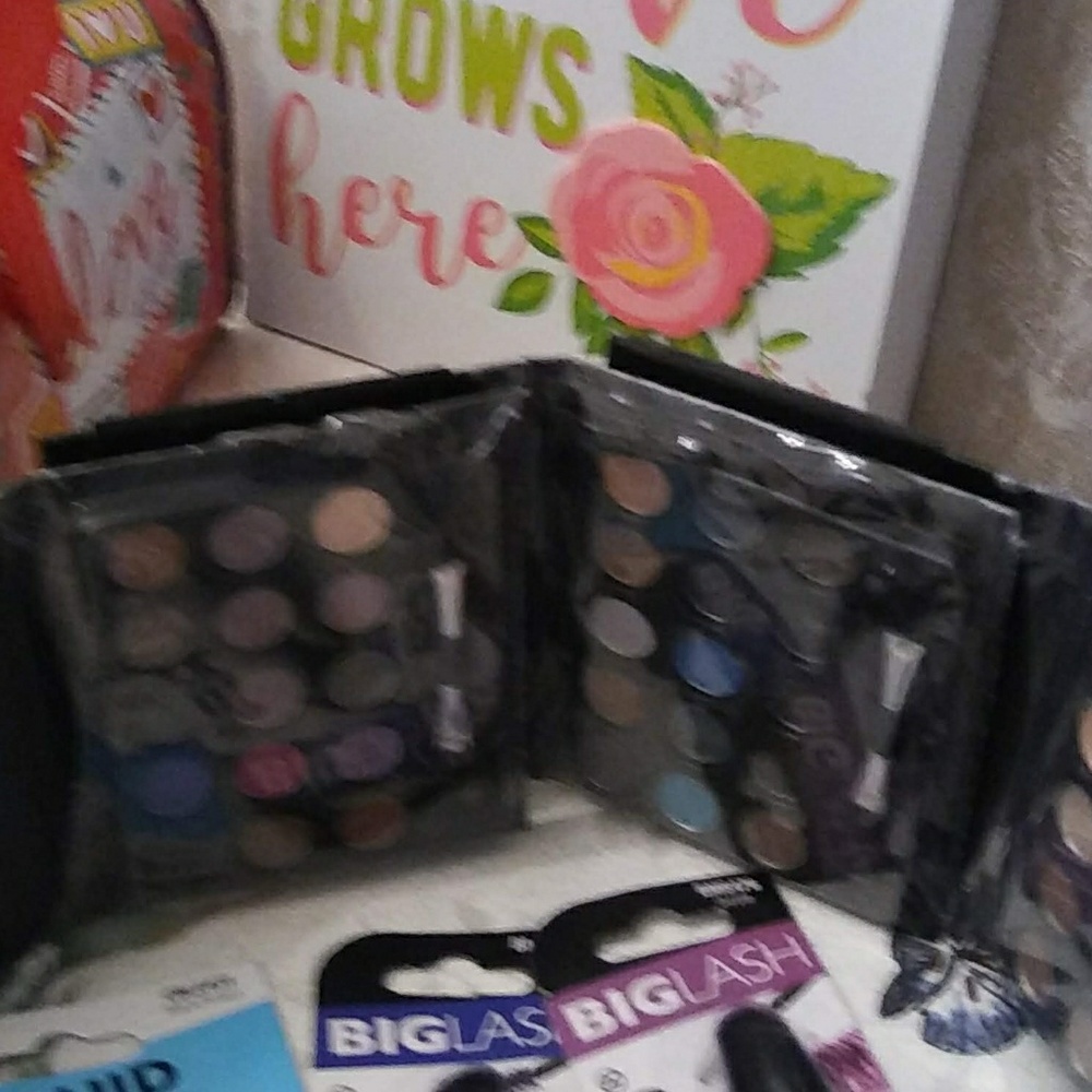 Makeup set - Picture 3 of 4